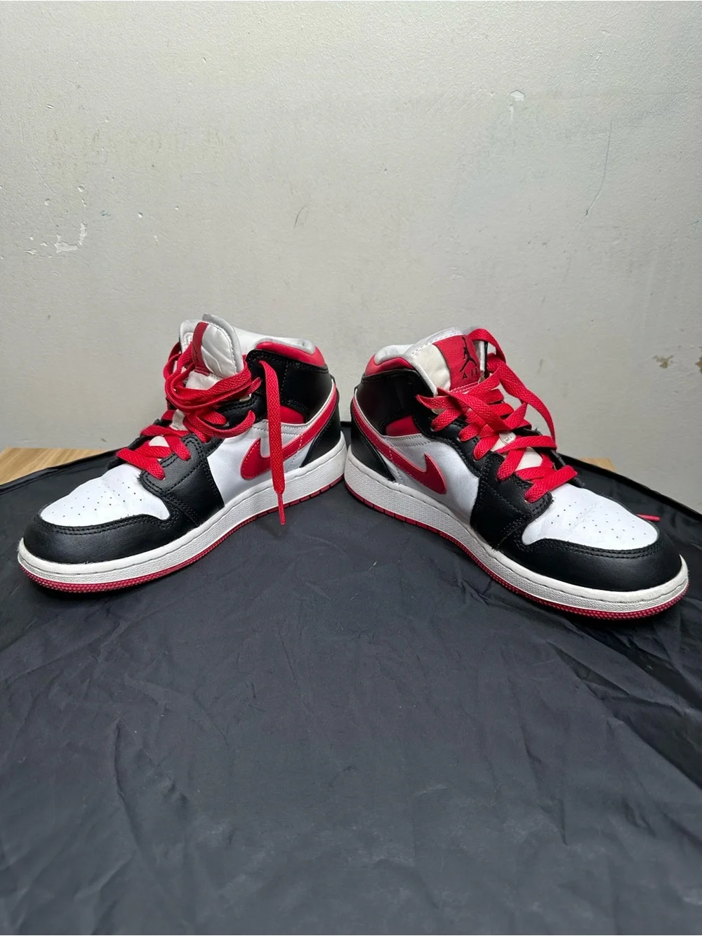 AIR JORDAN 1 MID (GS) BLACK / VERY BERRY - WHITE BIG KIDS 554725-016 SIZE 4Y